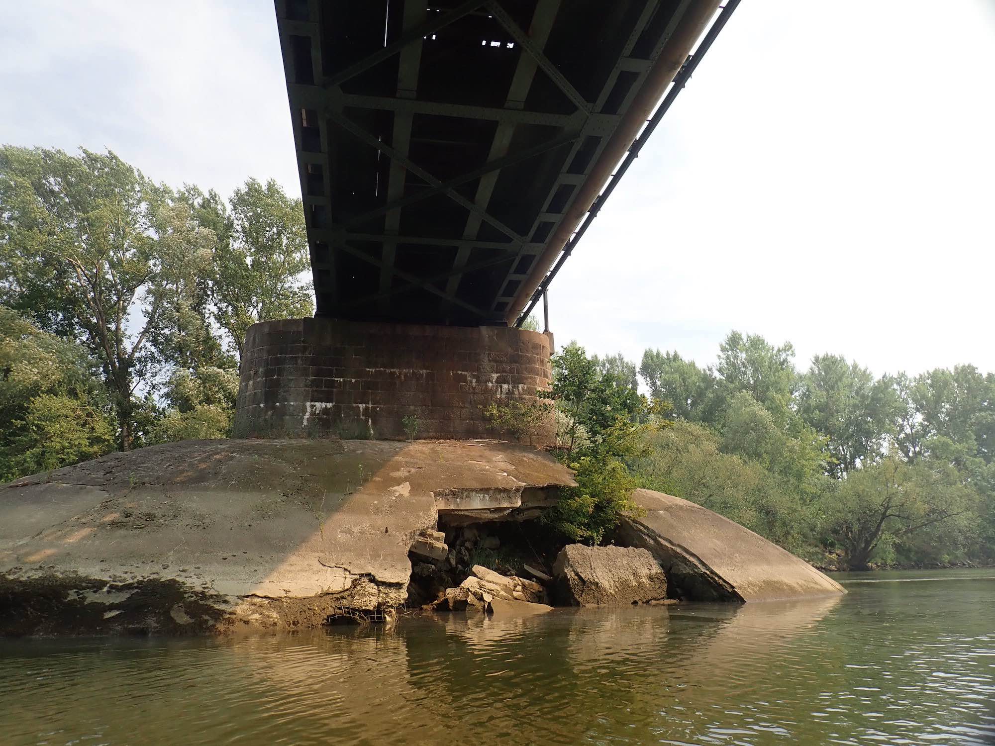 Prasknutý pilier železničného mosta v Hlohovci